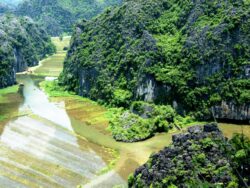 Ngo Dong River and limestone mountains in Tam Coc, Ninh Binh