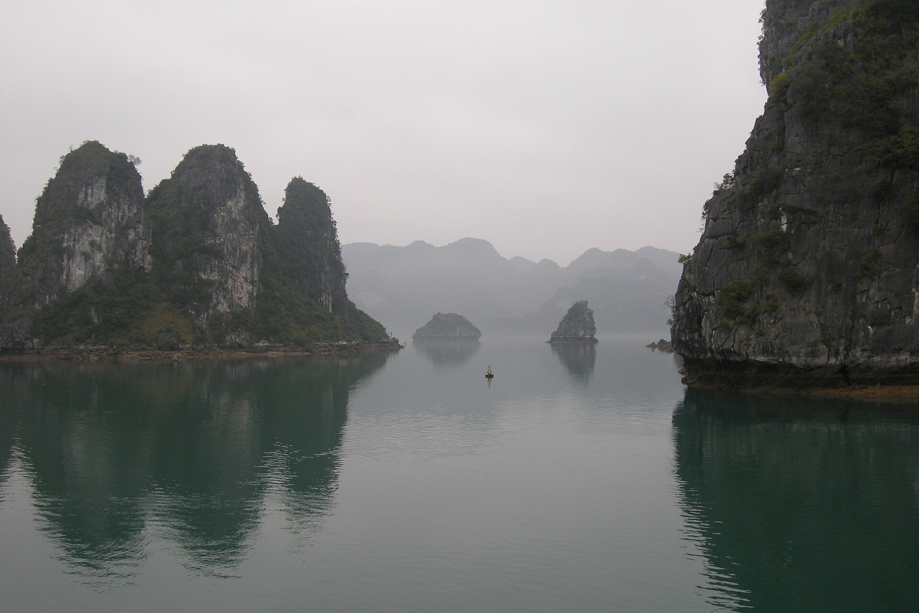 halong islands — travel destination photograph